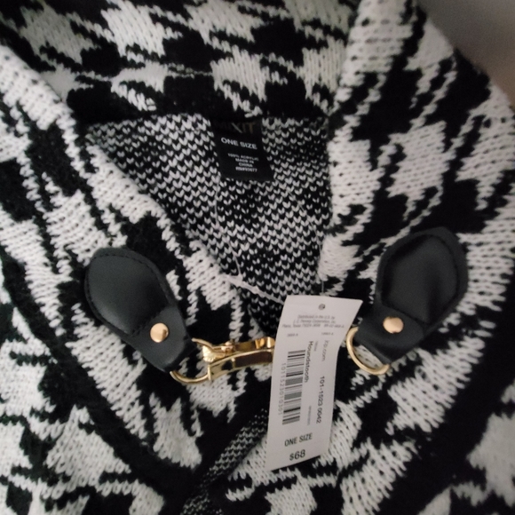 Knitted cape/ pancho designed by MixIt. - Picture 3 of 3